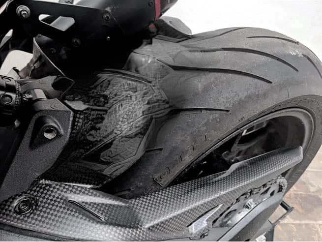 Карбоновая защита цепи для Ducati Monster 937 2021-2023 МАТОВОГО ПОЛОТНЯНОГО ПЕРЕПЛЕТЕНИЯ Изображение 1
