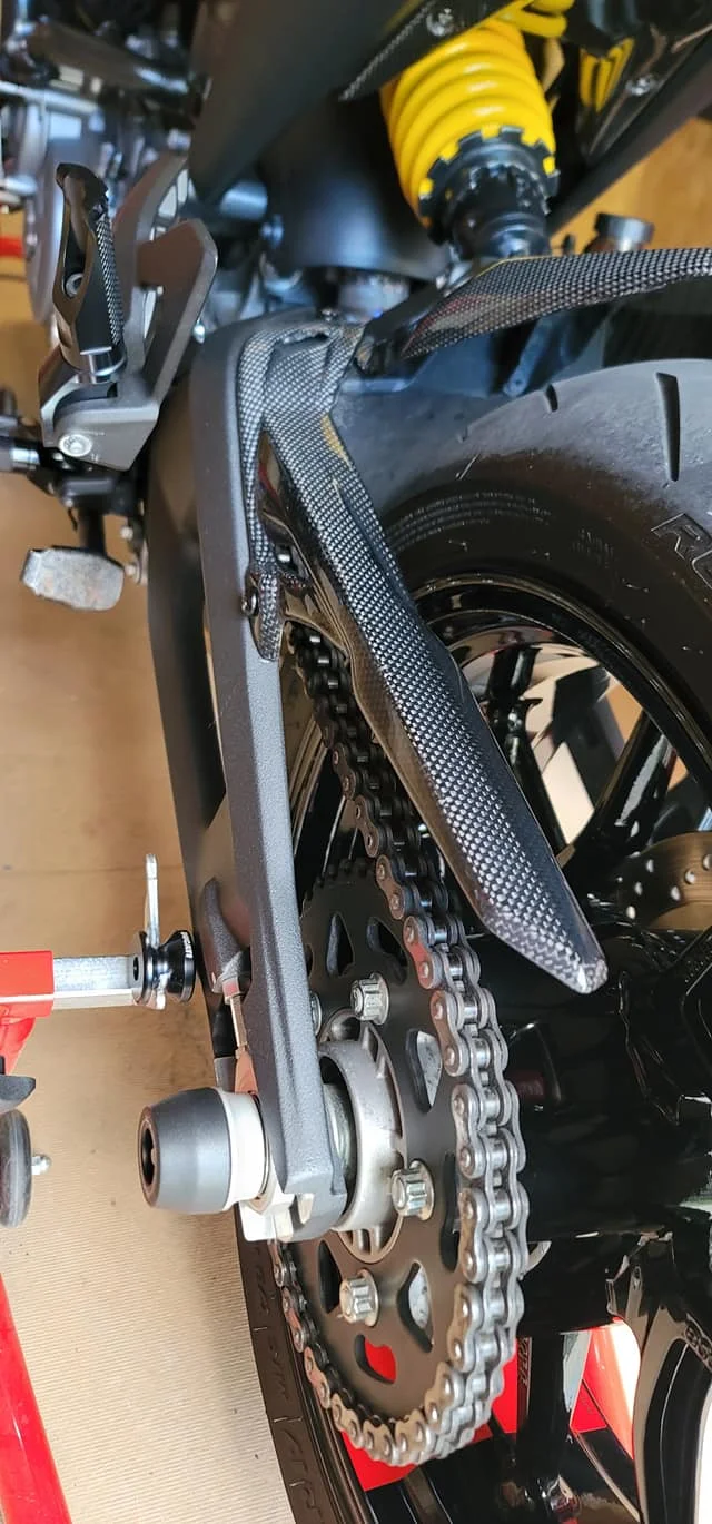 Карбоновая защита цепи для Ducati Monster 937 2021-2023 МАТОВОГО ПОЛОТНЯНОГО ПЕРЕПЛЕТЕНИЯ Изображение 2